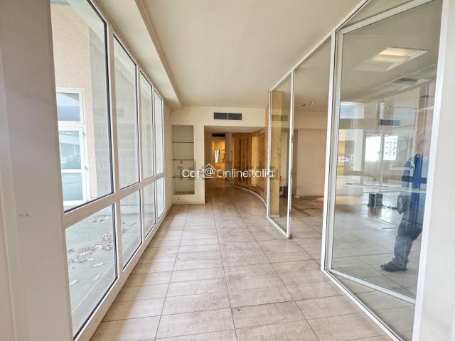 Locali o capannoni in vendita di 1200 m² in Via Baccio da Montelupo, 8