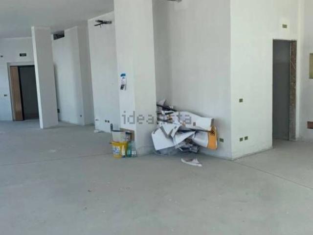 Locali o capannoni in vendita di 124 m² in Via Martiri di Cefalonia, 2