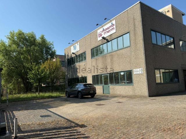 Locali o capannoni in vendita di 1570 m² in Via delle Scienze