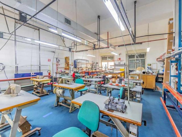 Locali o capannoni in vendita di 160 m² in Via di Acqua Bullicante