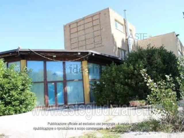 Locali o capannoni in vendita di 1709 m² in Via delle Vignole