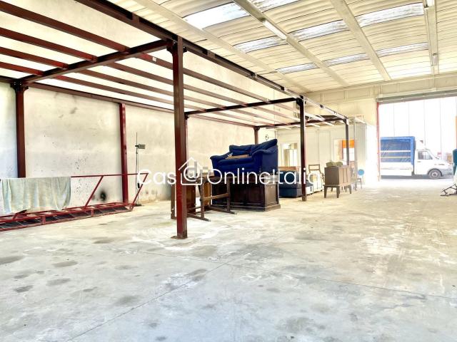 Locali o capannoni in vendita di 191 m² in Via degli Stampatori, 24