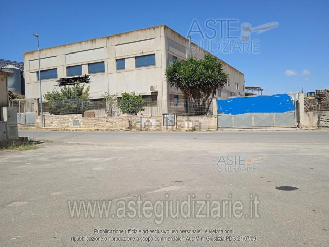 Locali o capannoni in vendita di 1937 m²