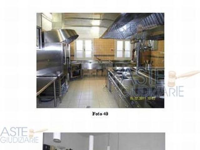 Locali o capannoni in vendita di 19608 m² in Via Parigi