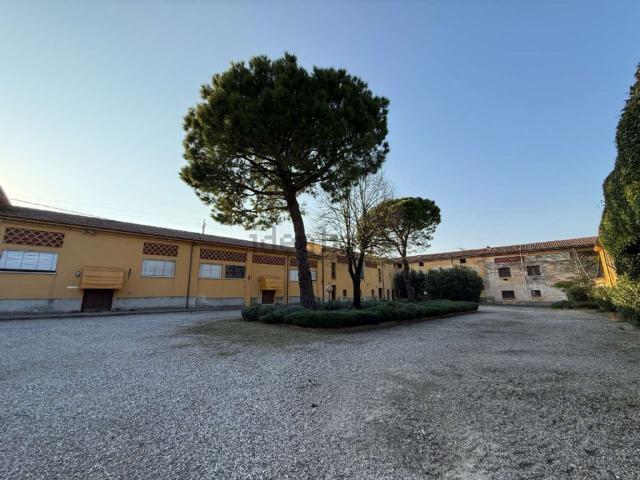 Locali o capannoni in vendita di 2100 m² in Via Casotto