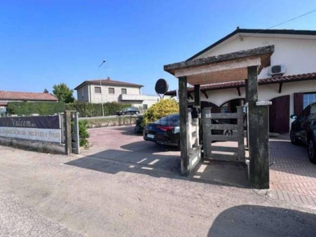 Locali o capannoni in vendita di 220 m² in Via Riccadonna