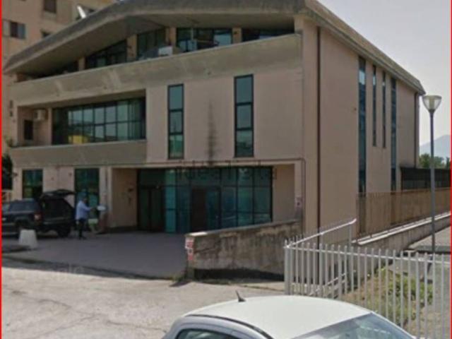 Locali o capannoni in vendita di 221 m² in Via Camillo Renzi
