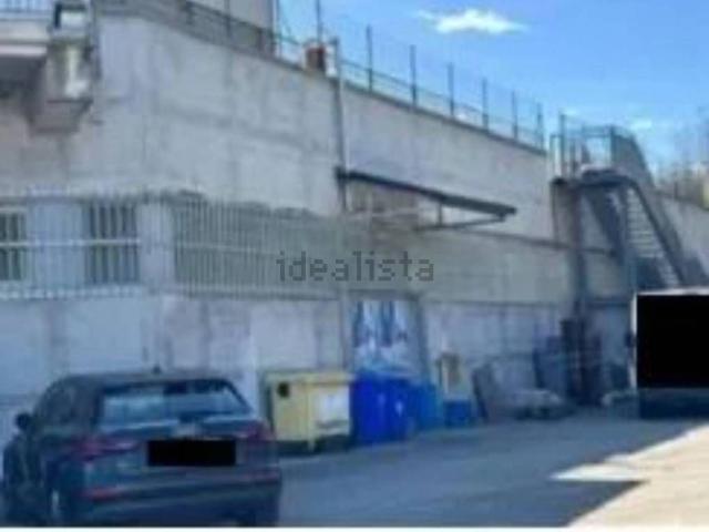 Locali o capannoni in vendita di 229 m² in Strada Regionale 5