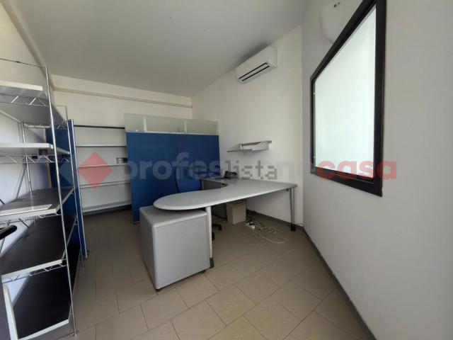 Locali o capannoni in vendita di 235 m² in Via Newton, 51
