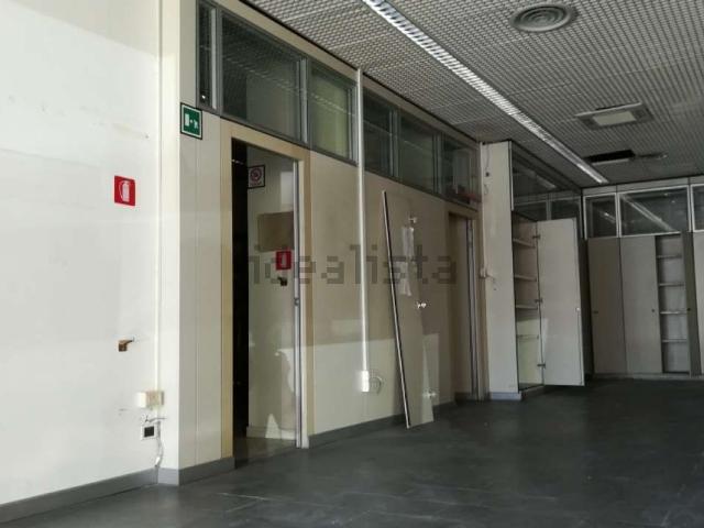 Locali o capannoni in vendita di 260 m² in Piazza Due Giugno