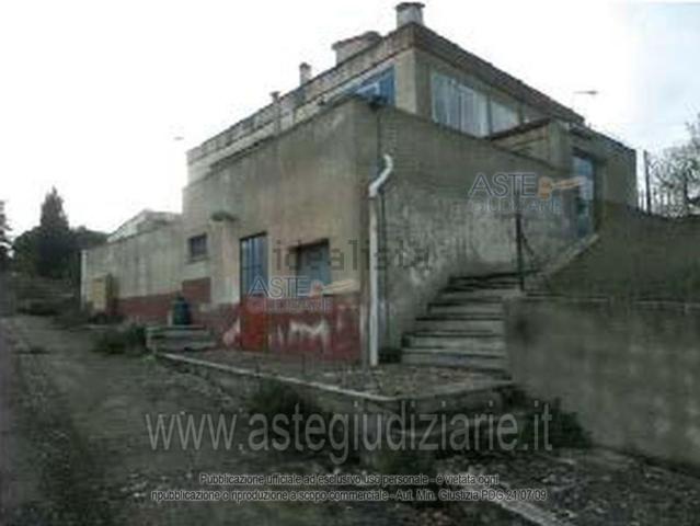 Locali o capannoni in vendita di 272 m² in Via Villa Castelli, 92