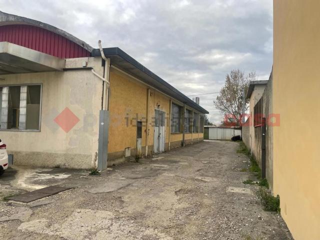Locali o capannoni in vendita di 287 m² in Via Barberinese