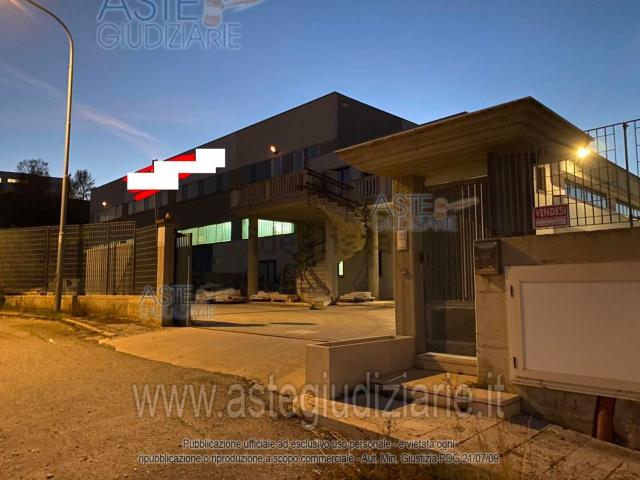Locali o capannoni in vendita di 2900 m²