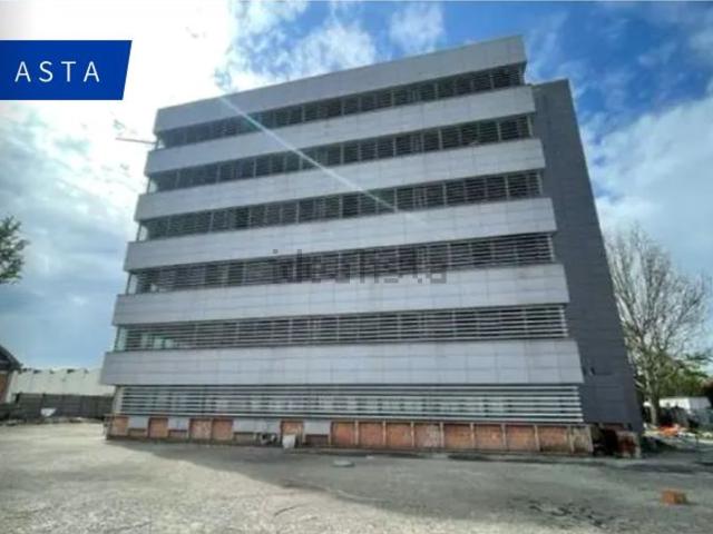 Locali o capannoni in vendita di 2983 m² in Via Alfieri Maserati