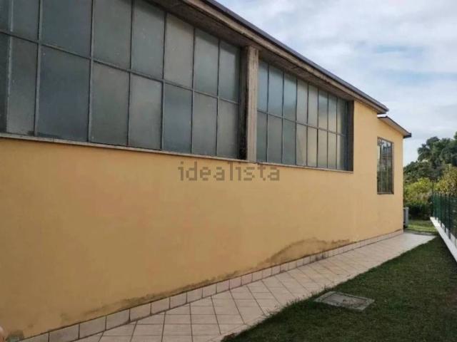 Locali o capannoni in vendita di 316 m² in Via Alcide De Gasperi, 8