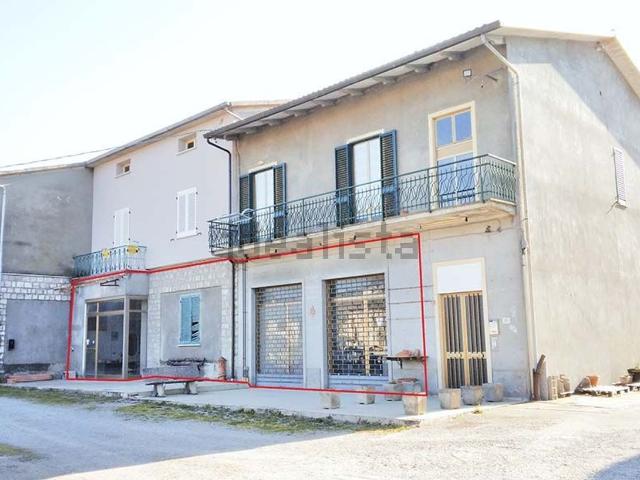 Locali o capannoni in vendita di 327 m² in Località Rigutino Ovest