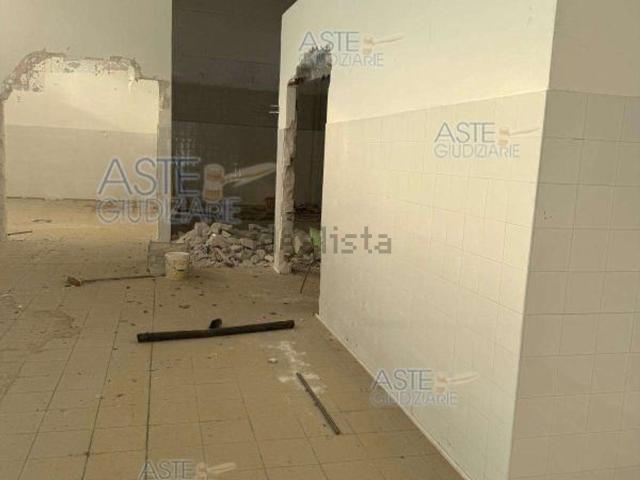 Locali o capannoni in vendita di 3330 m² in Via Vecchia Novi, 13