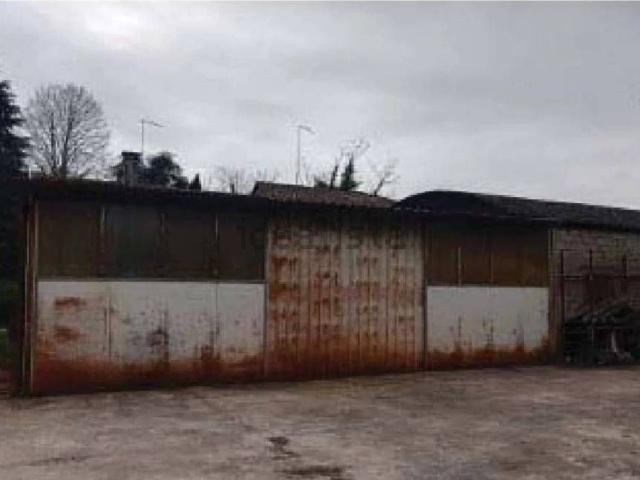 Locali o capannoni in vendita di 361 m² in Via Solagna, 5