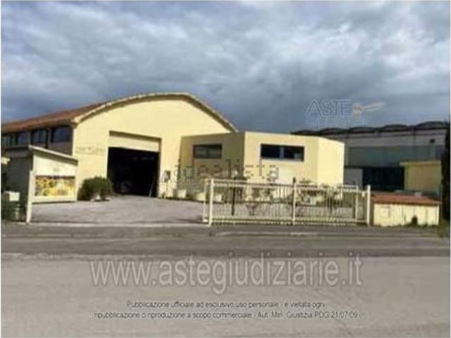 Locali o capannoni in vendita di 382 m² in Via Sandro Pertini, 6