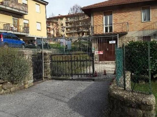 Locali o capannoni in vendita di 392 m² in Via Dell&apos Orto