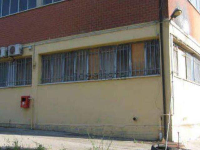 Locali o capannoni in vendita di 392 m² in Via Monturanese