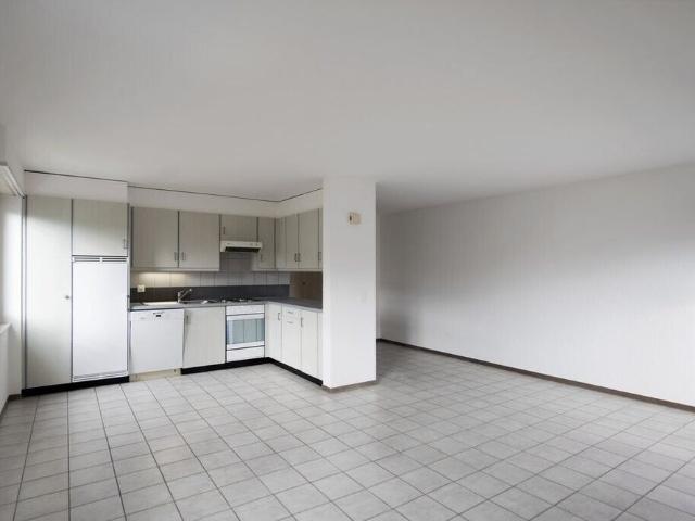 Large 3.5 room apartment in a quiet area undergoing renovation