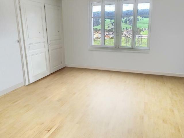 Bright 4.5 room apartment near the village center
