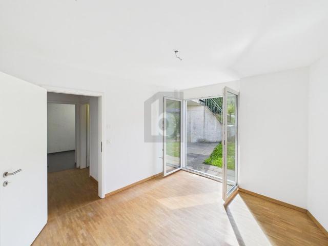 AUF ZWEI ETAGEN MIT PARKPLATZ, BALKON & GARTEN