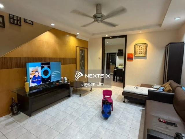 Located near Kuching International Airport, supermarkets and Kuching Sentral. Prime central location with excellent accessibility, making daily travel, shopping and commuting very convenient