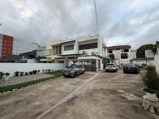 Located in a Chinese neighbourhood within a non flooding area, the property offers peace of mind and a pleasant living environment