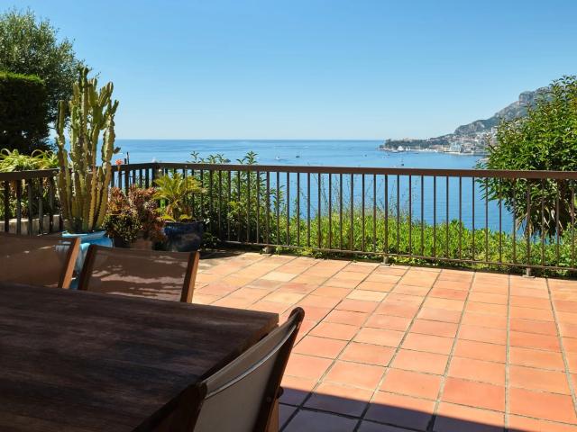 Located in a secure residence with a swimming pool, this 2 b. m² Roquebrune Cap Martin