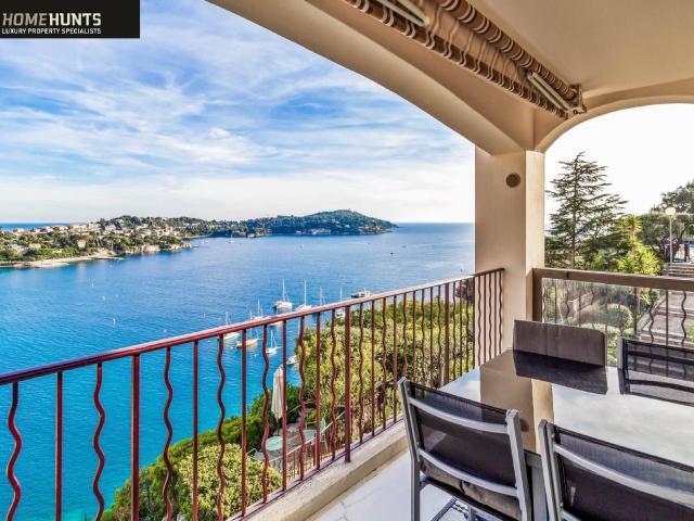 Located within a highly sought after, upscale residence in V. 59m² Villefranche sur Mer