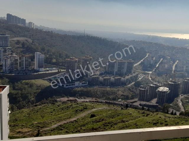 Locate'den Çiğli İzkent'te Satılık Deniz Manzaralı 2+1 Daire