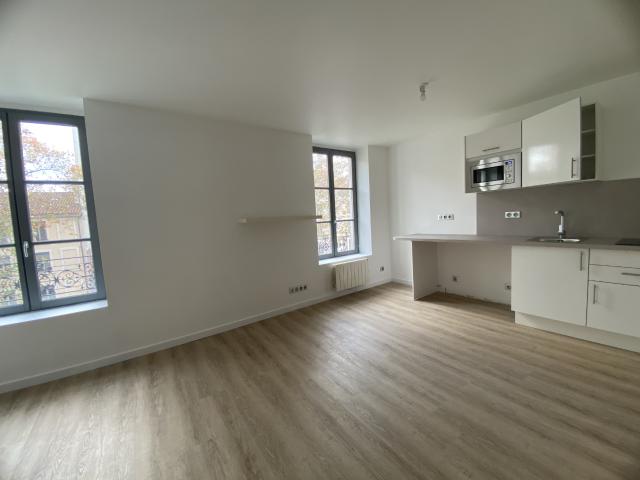 LOCATION 69002 LYON STUDIO 22.15m2 REFAIT A NEUF PROCHE ECOLES ET TRANSPORTS