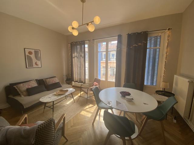 LOCATION 69006 LYON APPARTEMENT T3 MEUBLE 5ème étage balcon Au cœur du 6ème arrondissement