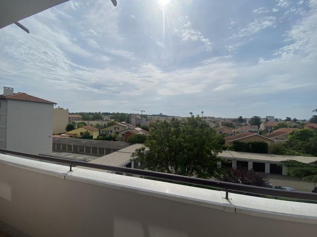 LOCATION 69008 LYON APPARTEMENT T3 MEUBLE AVEC BALCON DANS RESIDENCE CALME ET FERMEE