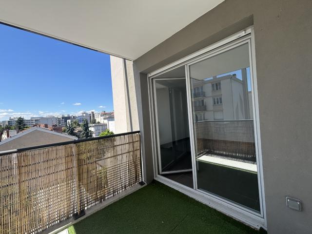 LOCATION 69100 VILLEURBANNE APPARTEMENT T2 AVEC BALCON ET PLACE DE PARKING vue sur Fourvière