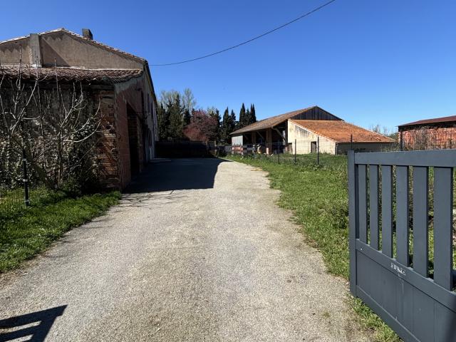Location 10 MN CASTELNAUDARY COMMUNE DE MIREVAL MAISON DANS CORPS DE FERME DE TYPE 4/5 AVEC TERRAIN ET DÉPENDANCES
