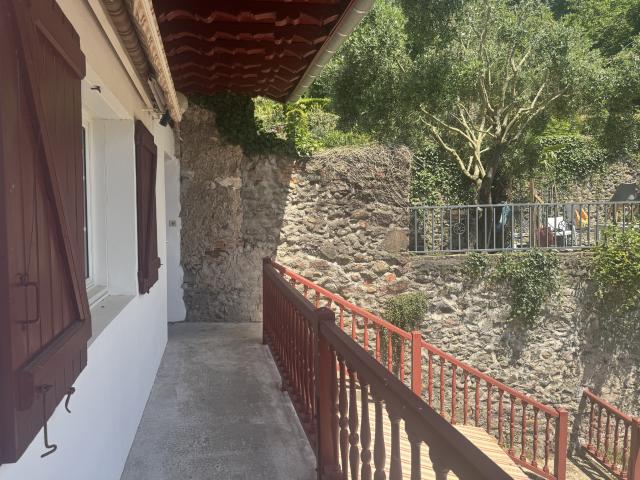 Location T3 avec balcon au centre historique de St Jean Pied de Port | ERLEA IMMOBILIER