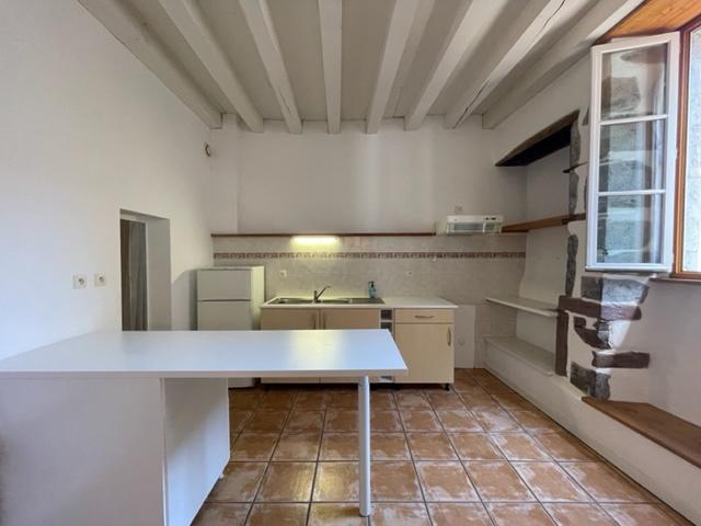Location T2 en 1er étage de rue piétonne à ST JEAN PIED DE PORT | ERLEA IMMOBILIER
