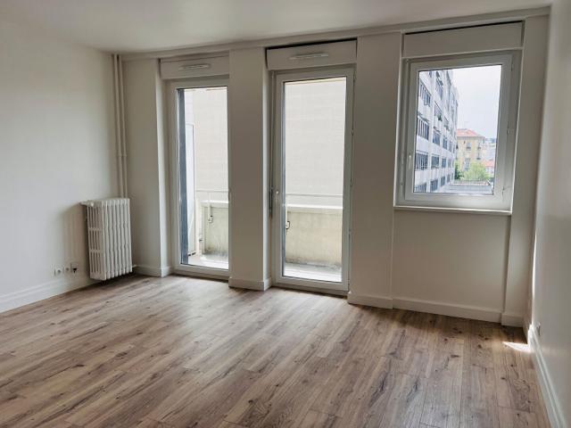 Location vide 3 pièces 673 m2 COURBEVOIE