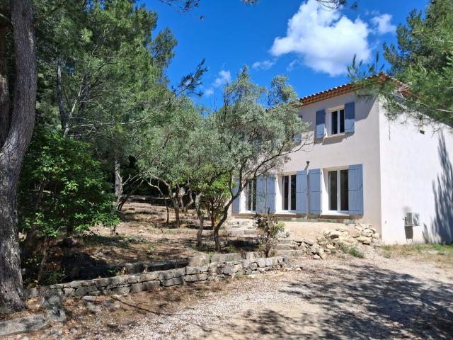 Location Villa T5 de 132 m2 en R+1 avec terrain, terrasse et garage