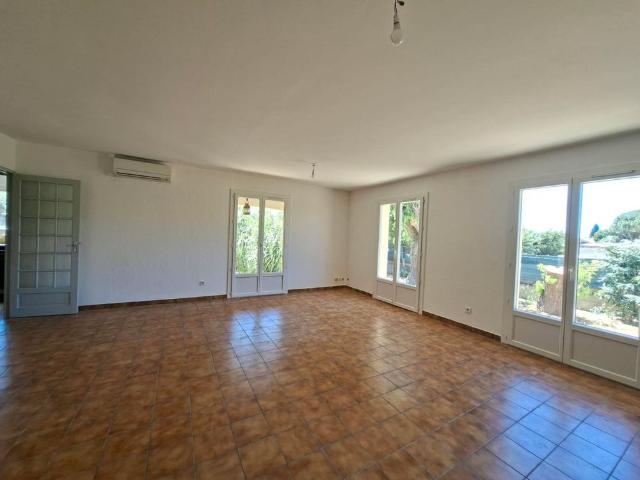 Location Villa T5, de plain pied, de 124 m², avec terrain, terrasse couverte, cellier