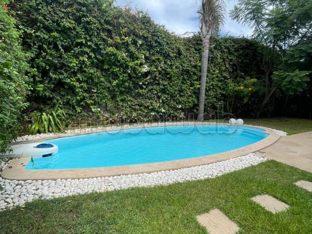 Location villa de haut standing à Ain Diab. Superficie 400 m². Piscine, climatisation