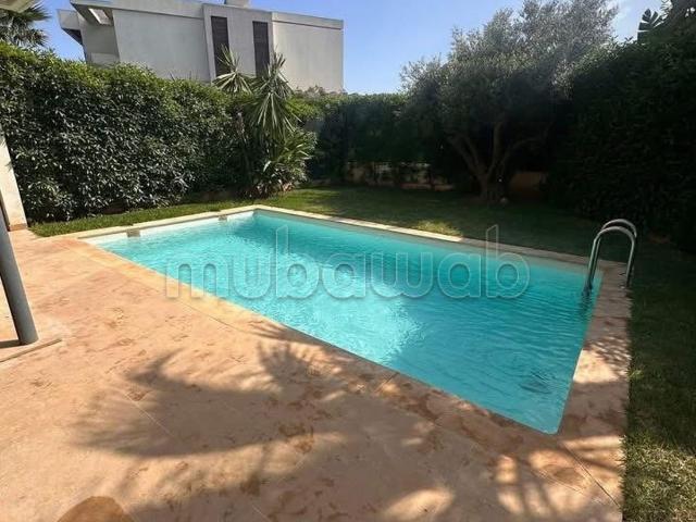 Location villa de luxe à Ain Diab Extension. Surface de 420 m². Places de parking et beau jardin