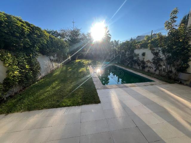 Location villa de luxe à Ville Verte. Superficie 370 m². Air conditionné et cheminée