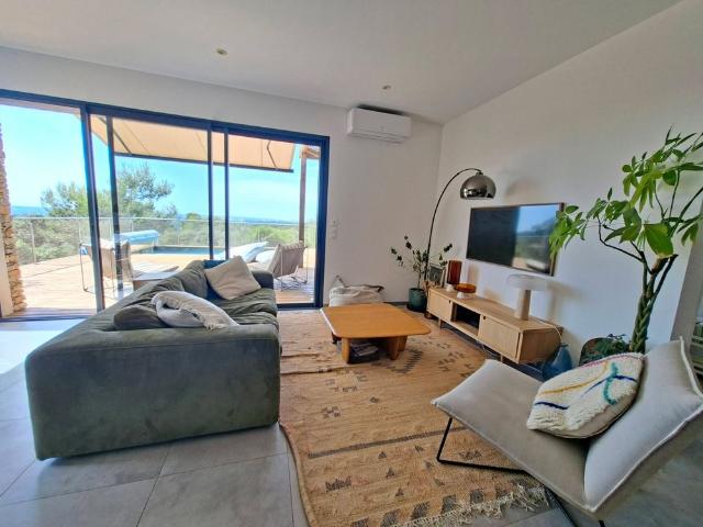 Location Villa meublée T6 de 145 m² avec deux grandes terrasses panoramiques, piscine chauffée NIMES