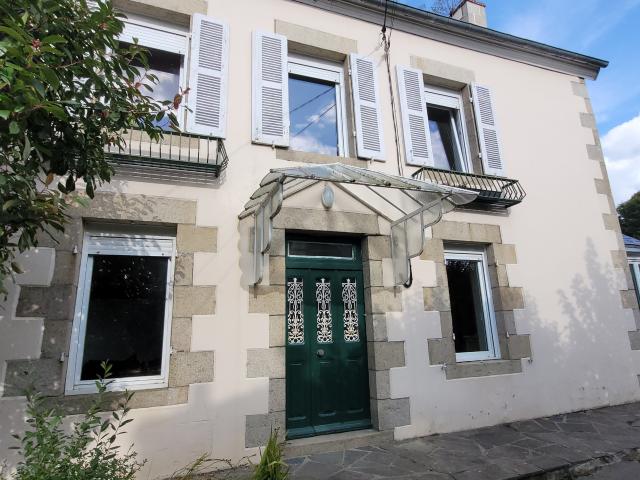LOCATION a l'ANNEE Maison de Maitre, meublée, proche centre avec terrain