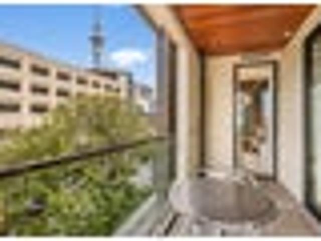 Location and spacious apartment, owners say sell
