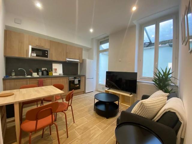 Location Appartement 4 pièces 61m² MARSEILLE 5ème
